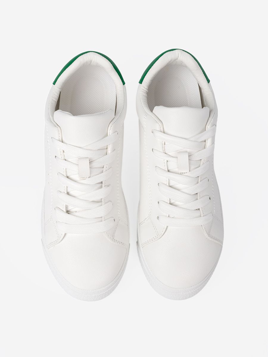 Sneakers bianchi classici con accento verde