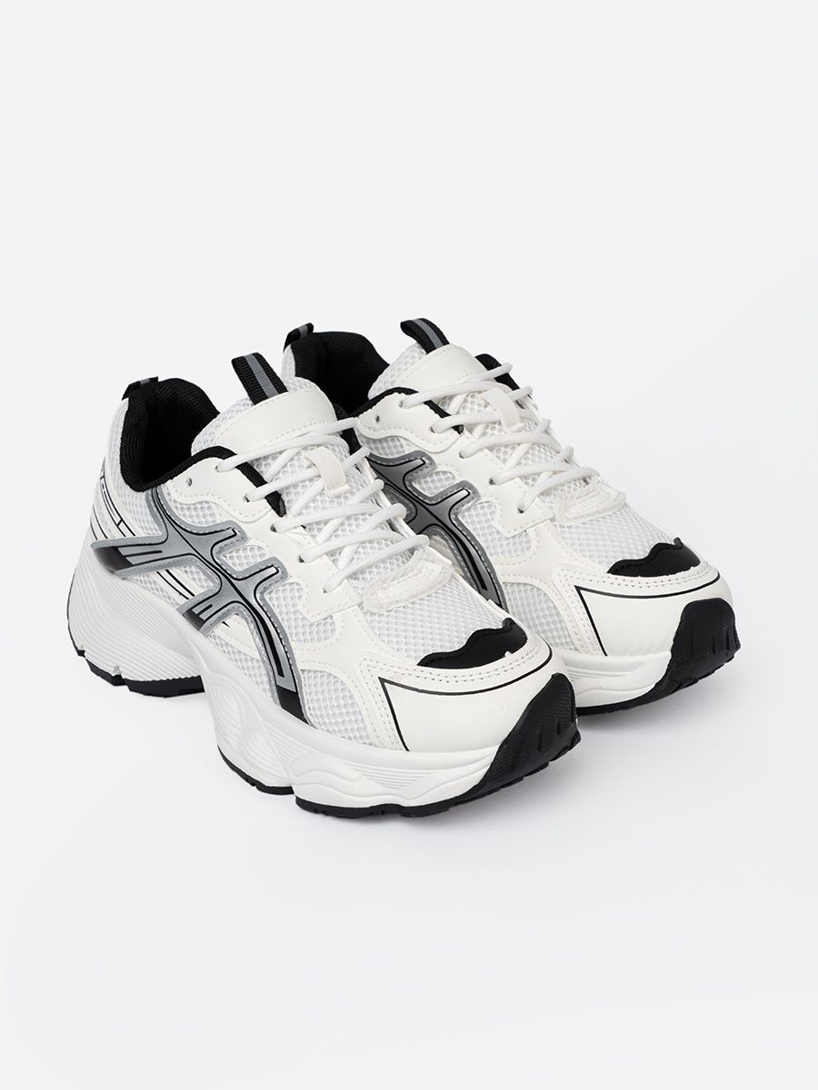Sneakers bianche e nere comode con rete