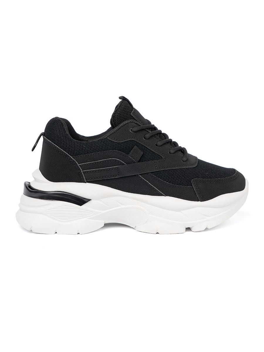 Sneakers nere sportive con suola bianca spessa