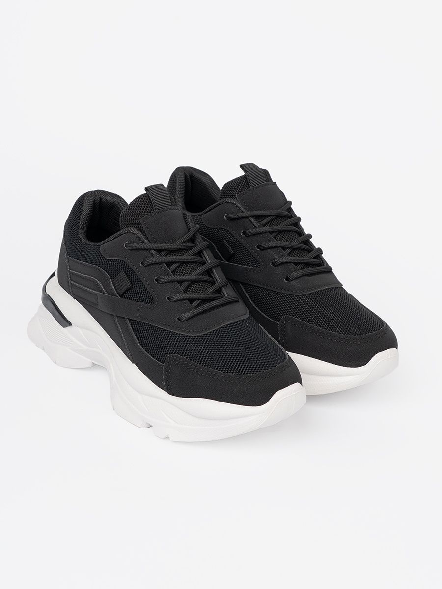Sneakers nere sportive con suola bianca spessa