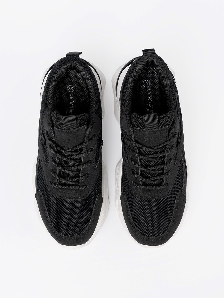 Sneakers nere sportive con suola bianca spessa