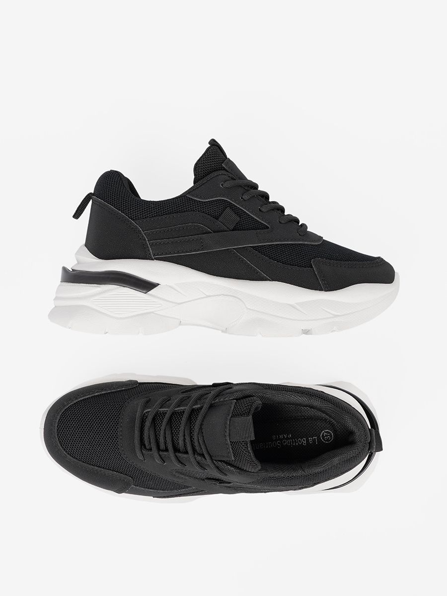 Sneakers nere sportive con suola bianca spessa