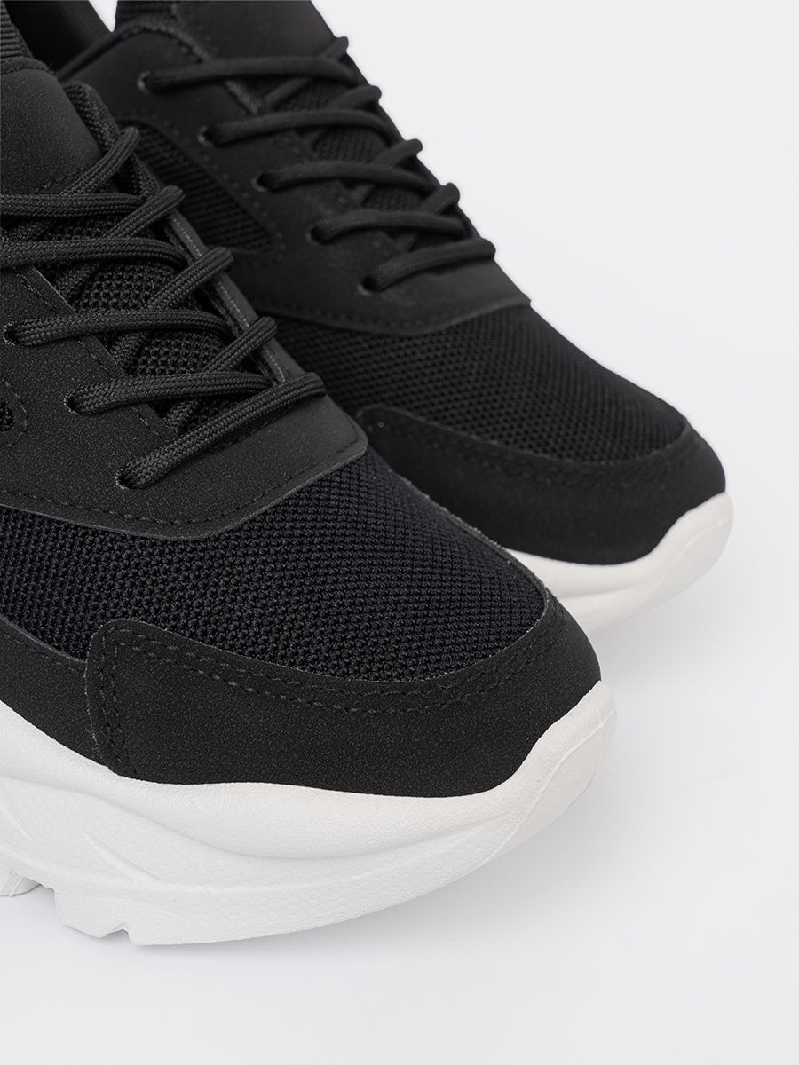 Sneakers nere sportive con suola bianca spessa
