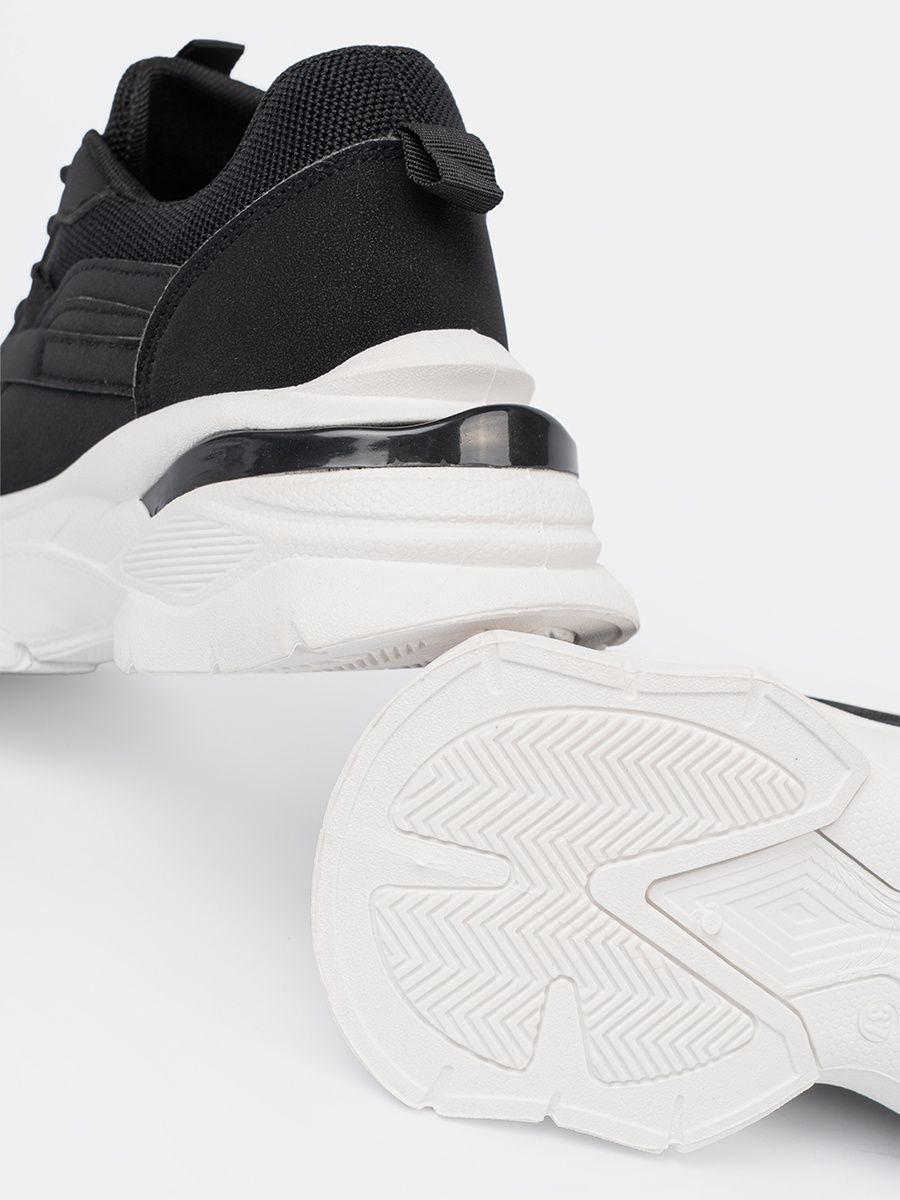 Sneakers nere sportive con suola bianca spessa