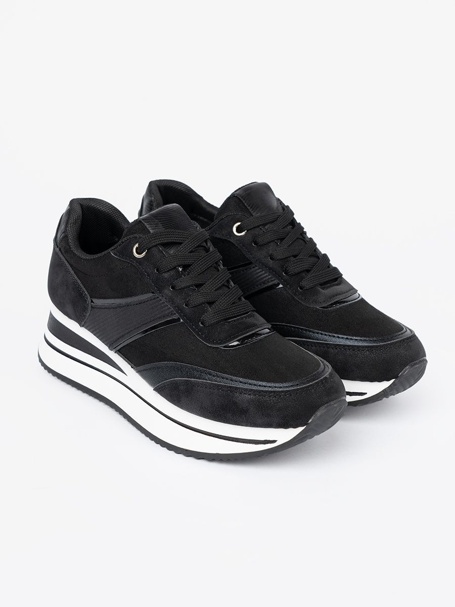 Sneakers nere moderne con dettagli lucidi
