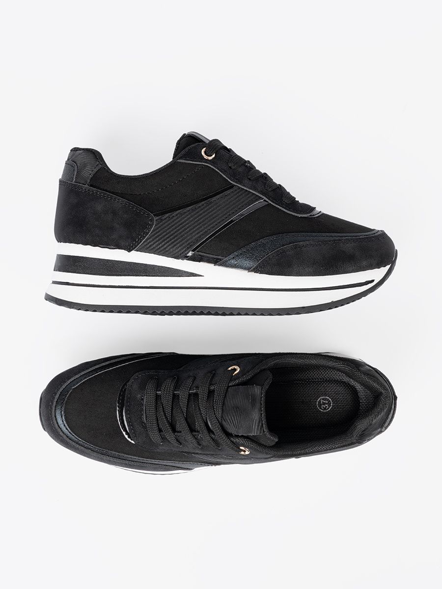 Sneakers nere moderne con dettagli lucidi