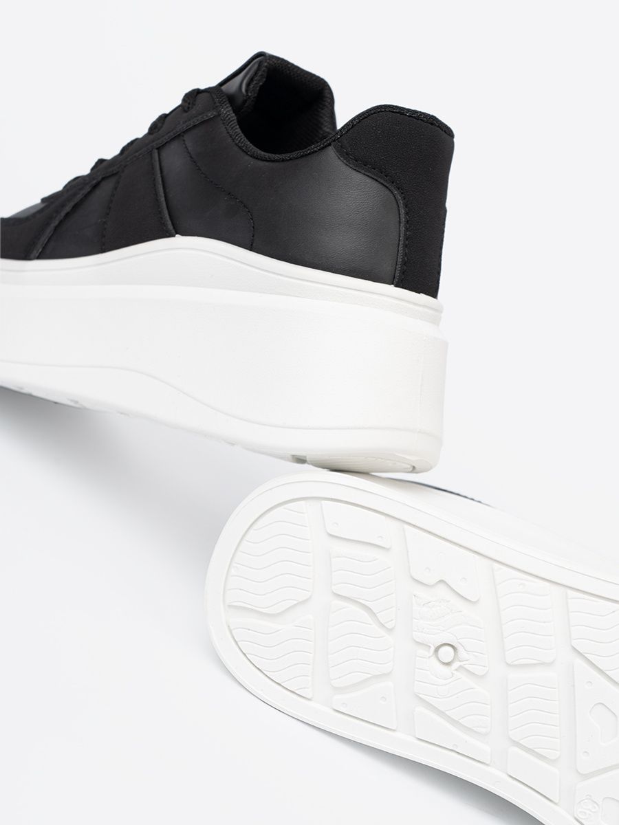Sneakers nere classiche con suola spessa