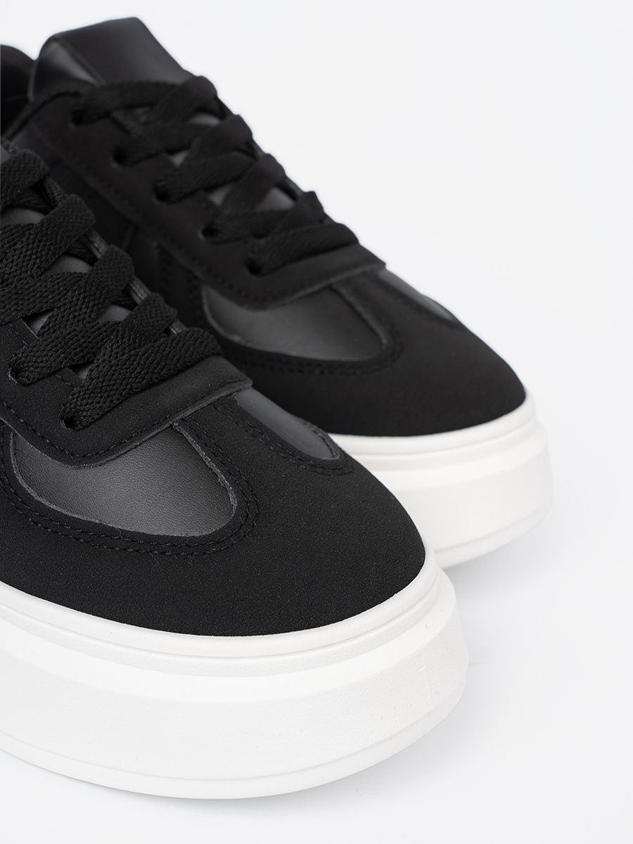 Sneakers nere classiche con suola spessa
