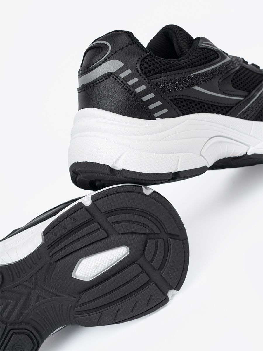 Sneakers nere con rete e suola bianca