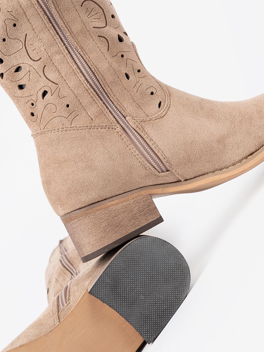 Stivali beige in suede sopra il ginocchio