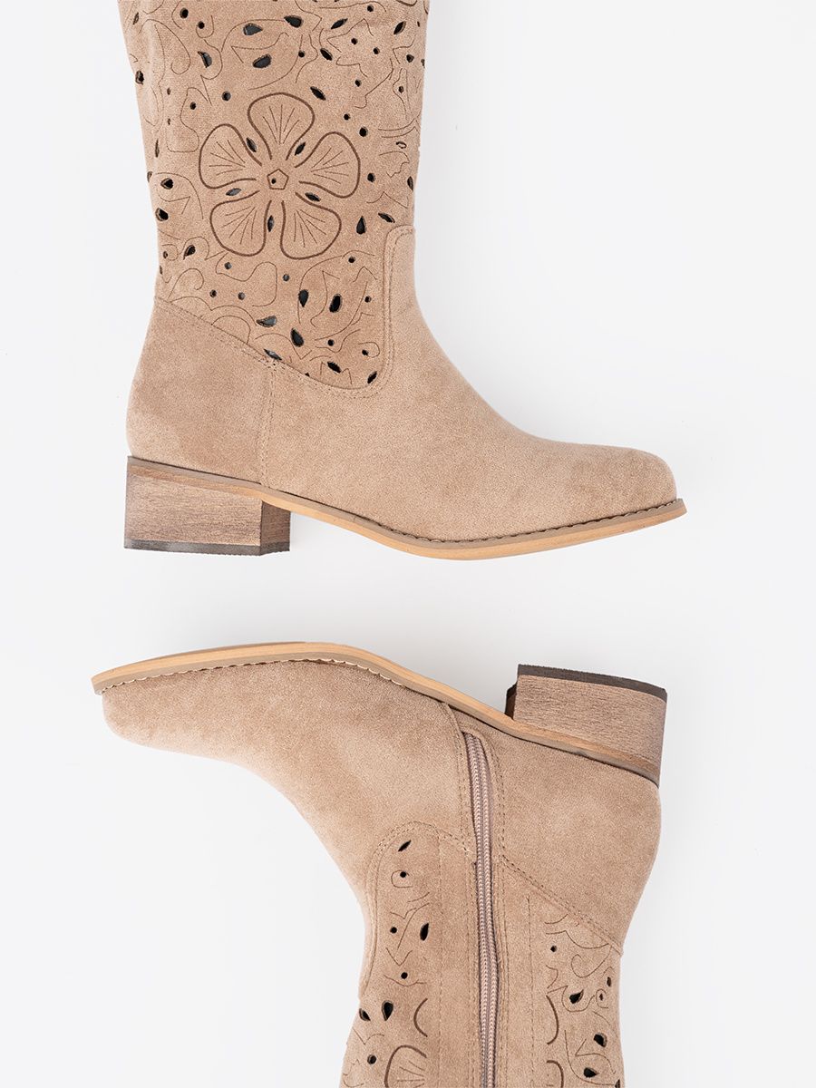 Stivali beige in suede sopra il ginocchio
