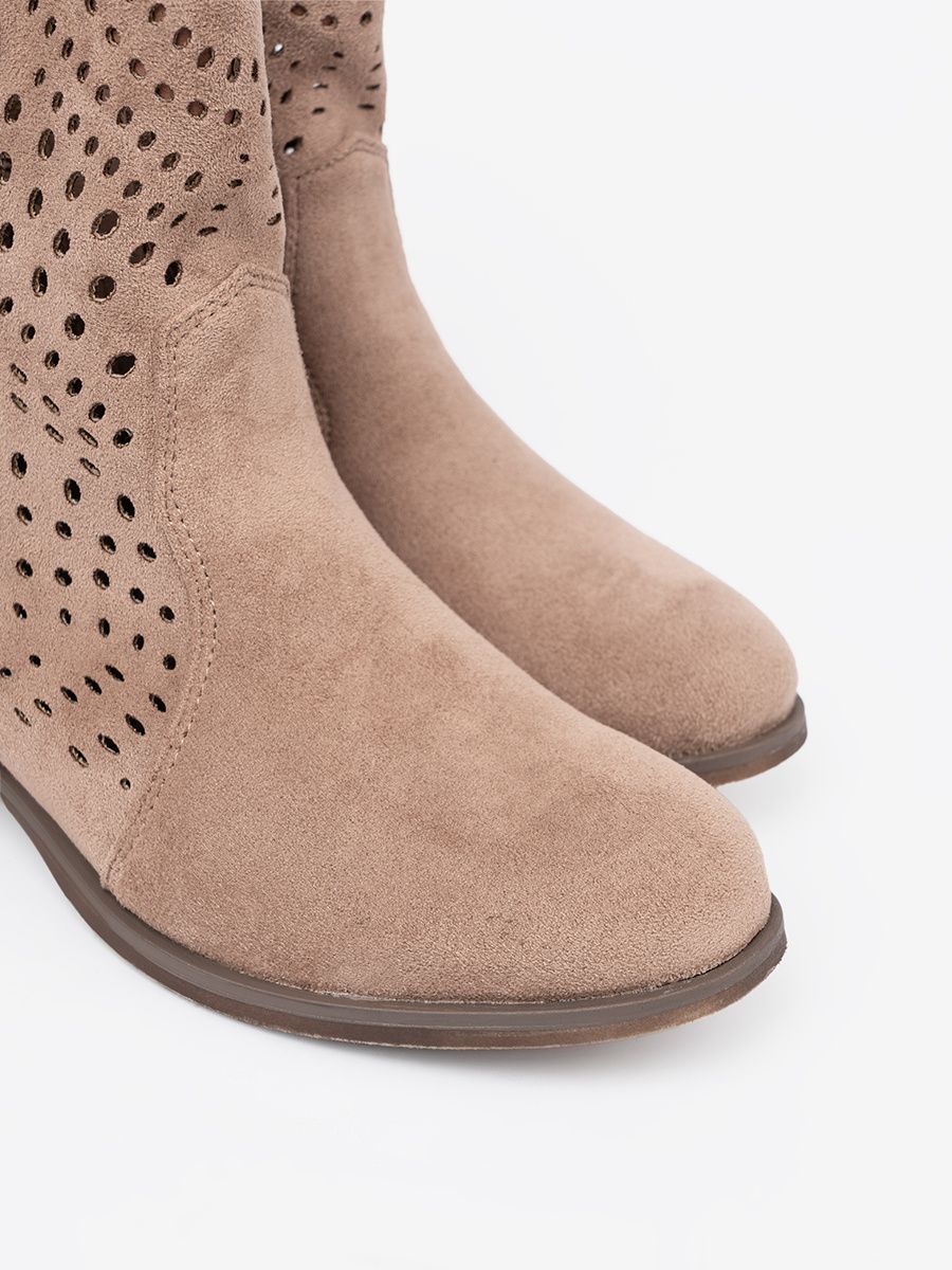 Beige Čizme u Cowboy Stilu s Izrezima