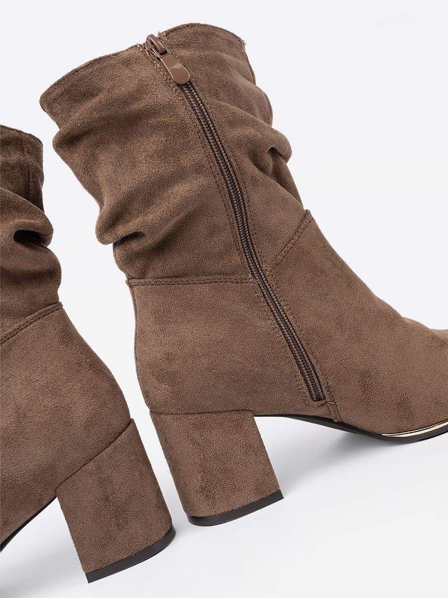 Stivaletti in suede ciemnobeige con tacco a blocco