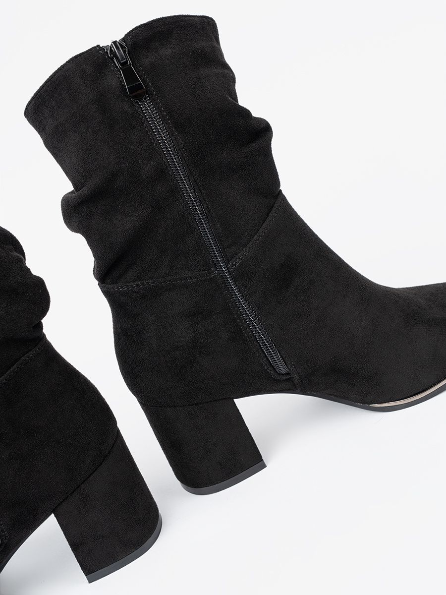 Stivaletti neri in suede con elegante arricciatura