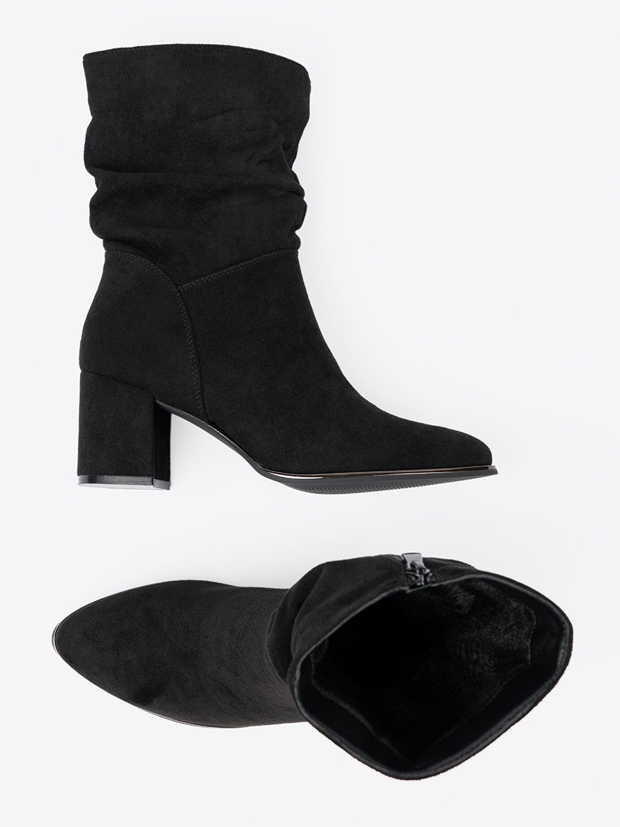 Stivaletti neri in suede con elegante arricciatura
