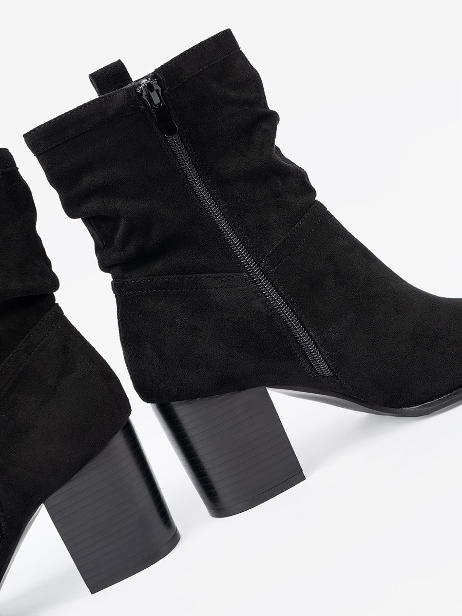 Stivaletti neri in suede con tacco a blocco e gambale arricciato