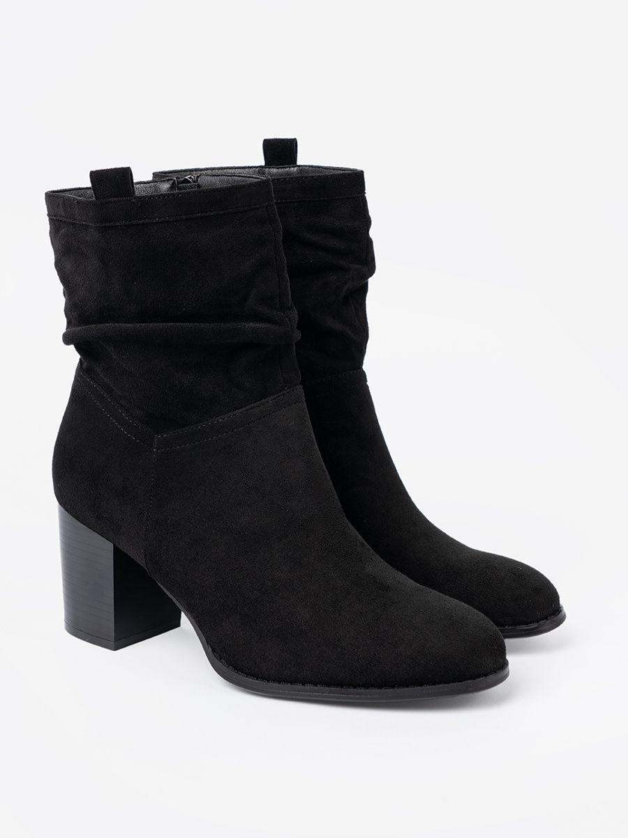 Stivaletti neri in suede con tacco a blocco e gambale arricciato