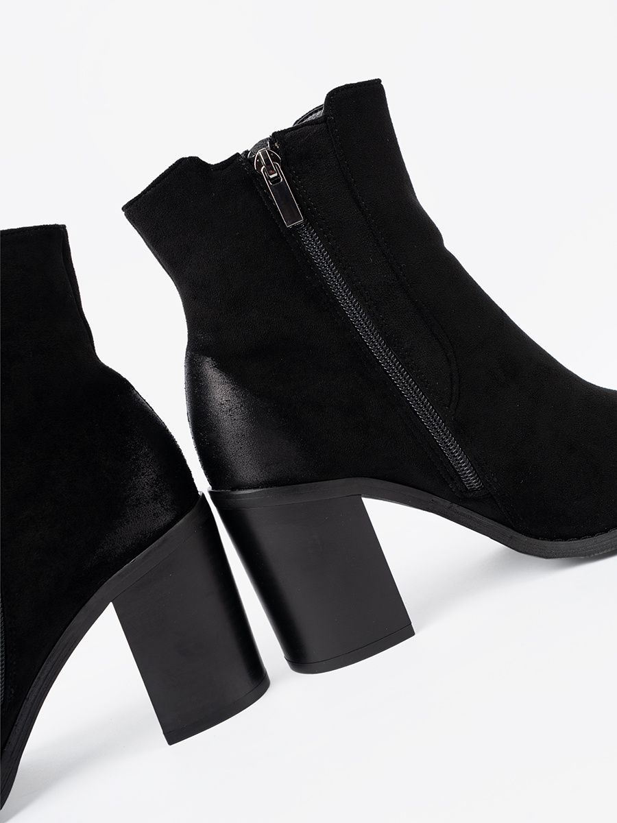 Stivaletti neri in suede con tacco alto