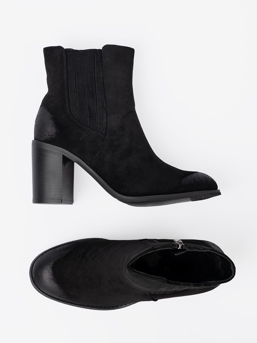 Stivaletti neri in suede con tacco alto