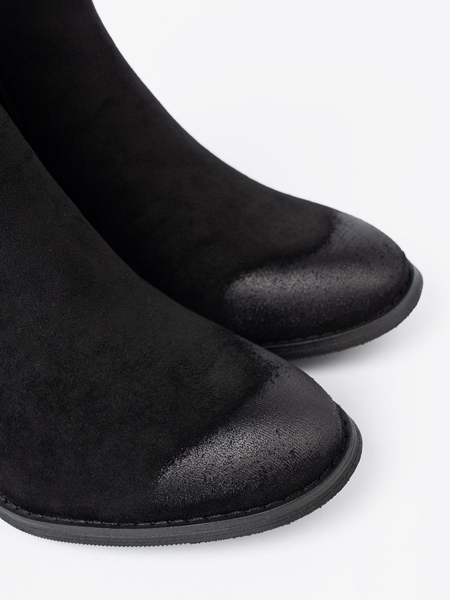 Stivaletti neri in suede con tacco alto