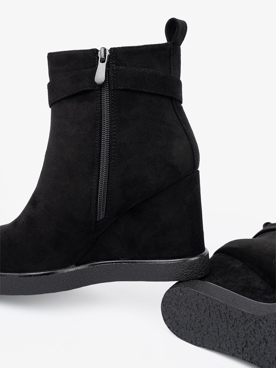 Stivaletti neri in suede con elegante fibbia