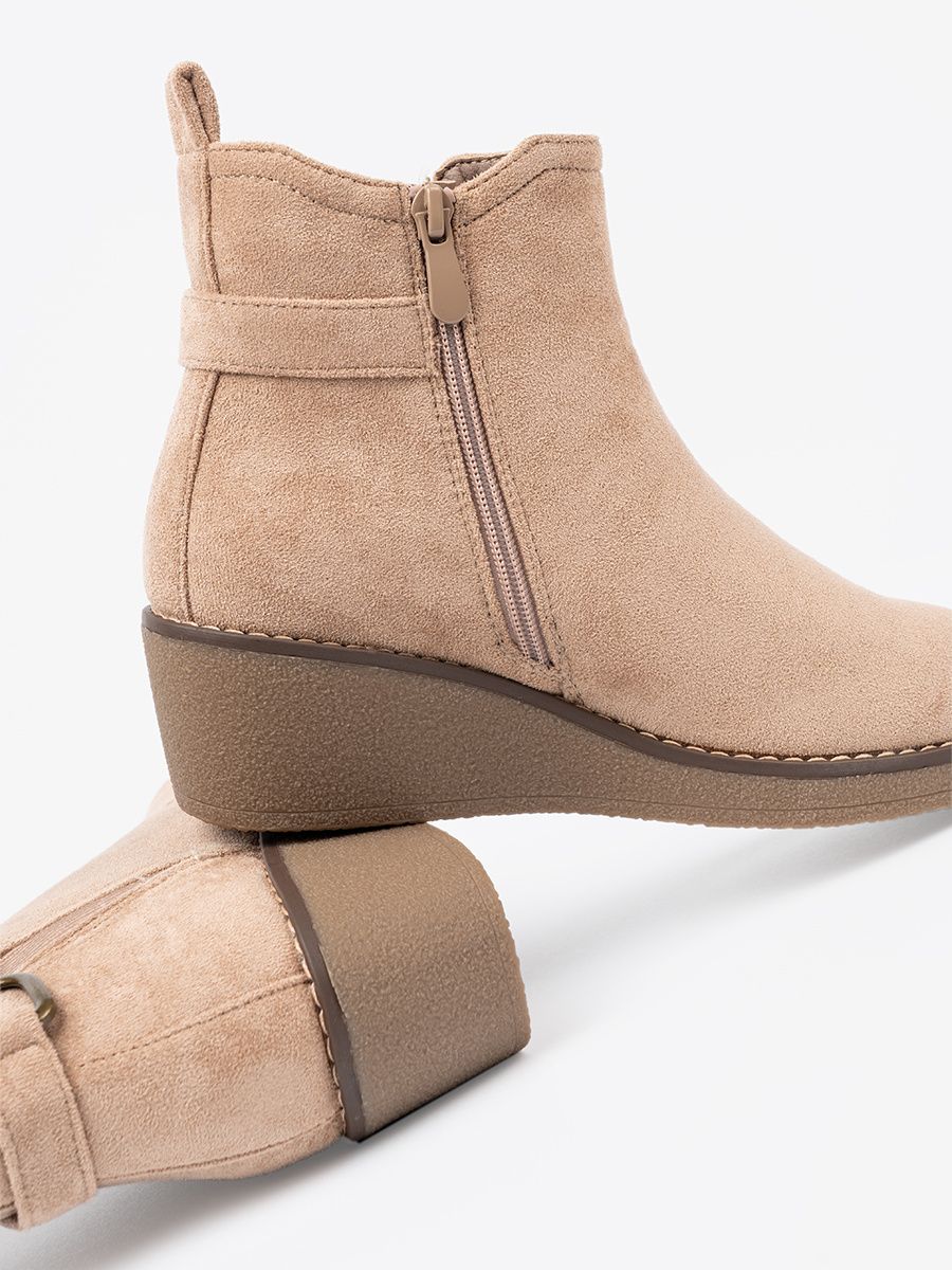 Stivaletti beige su comodo tacco basso