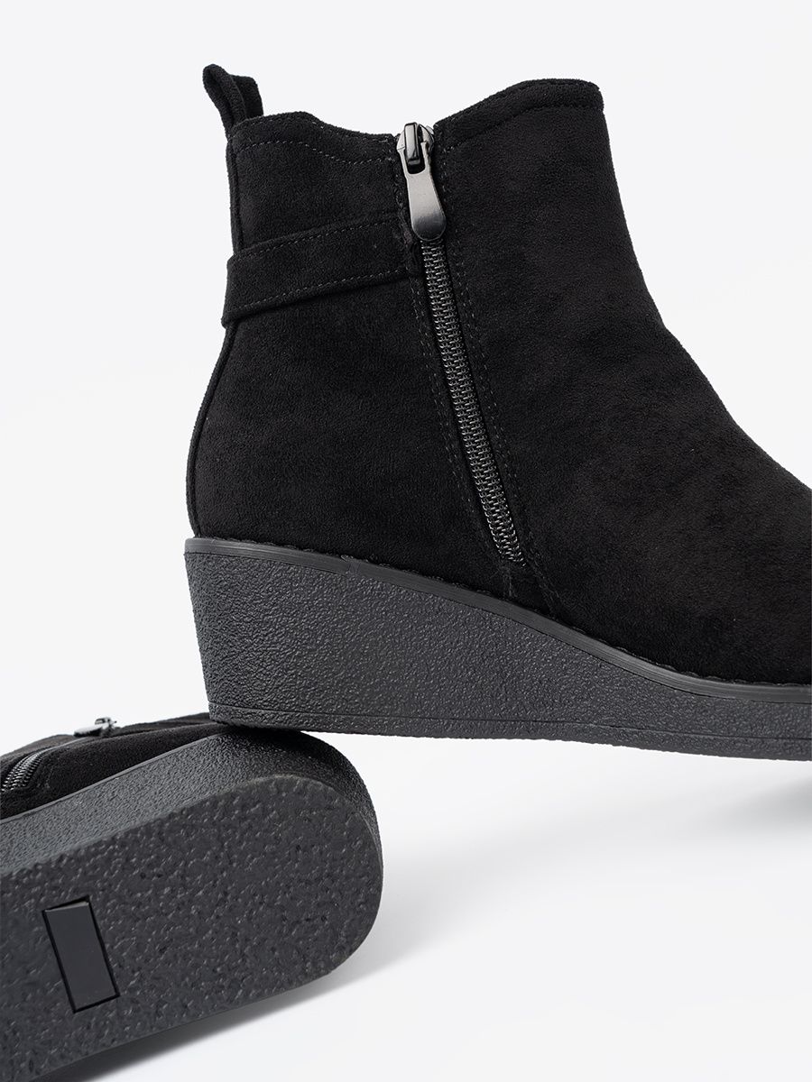 Stivaletti neri in suede con inserto elastico