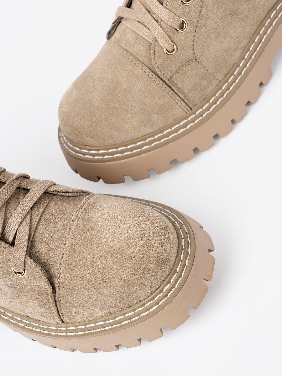 Stivaletti beige con cuore e suola spessa