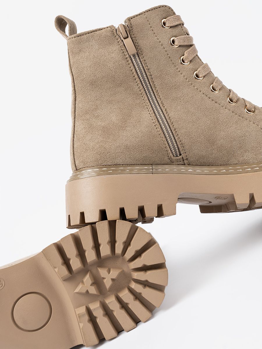 Stivaletti beige con cuore e suola spessa