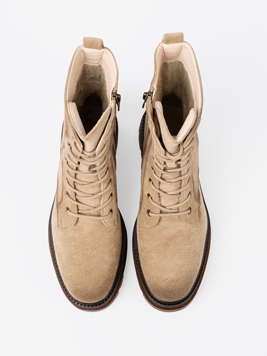 Stivaletti beige in suede con suola robusta