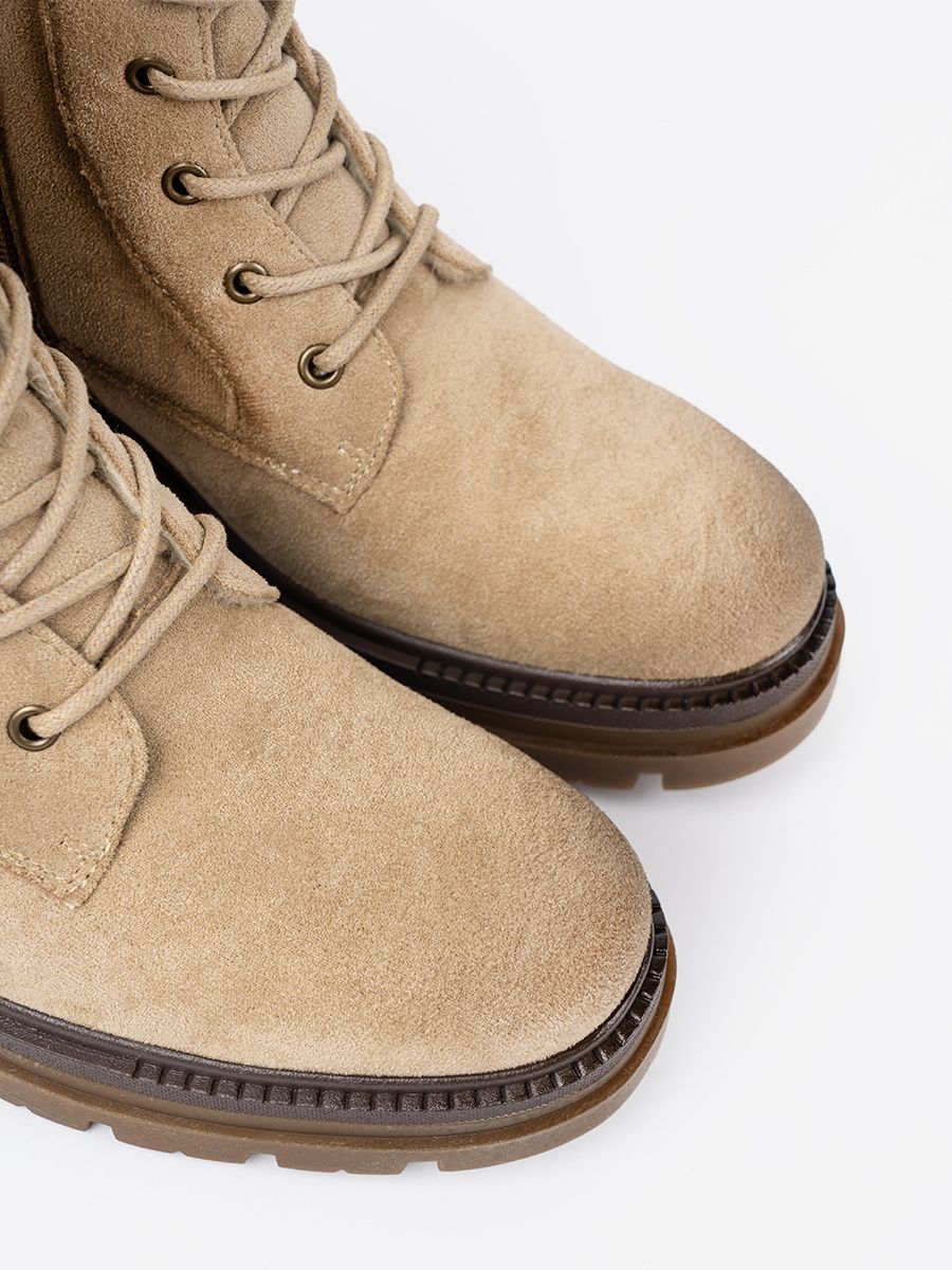 Stivaletti beige in suede con suola robusta