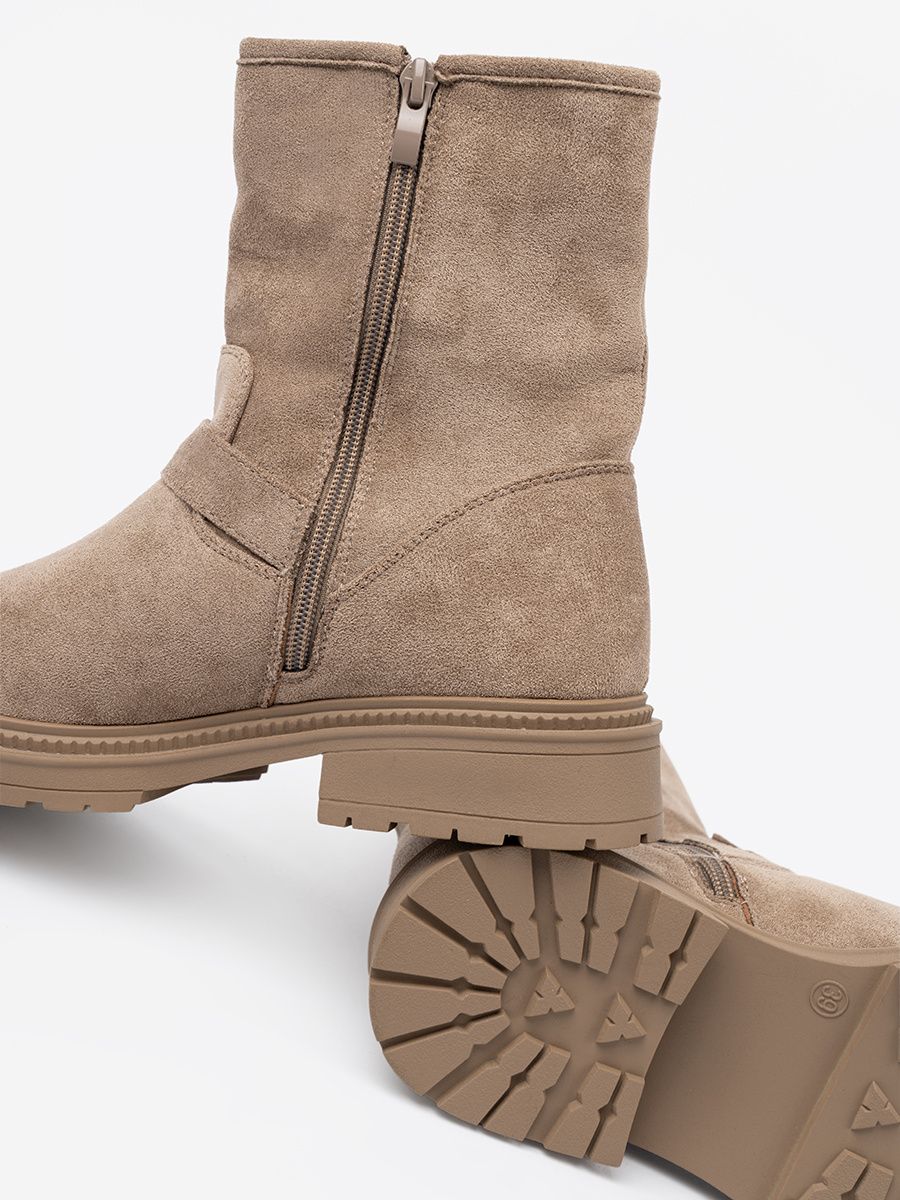 Stivaletti beige in suede con fibbie decorative
