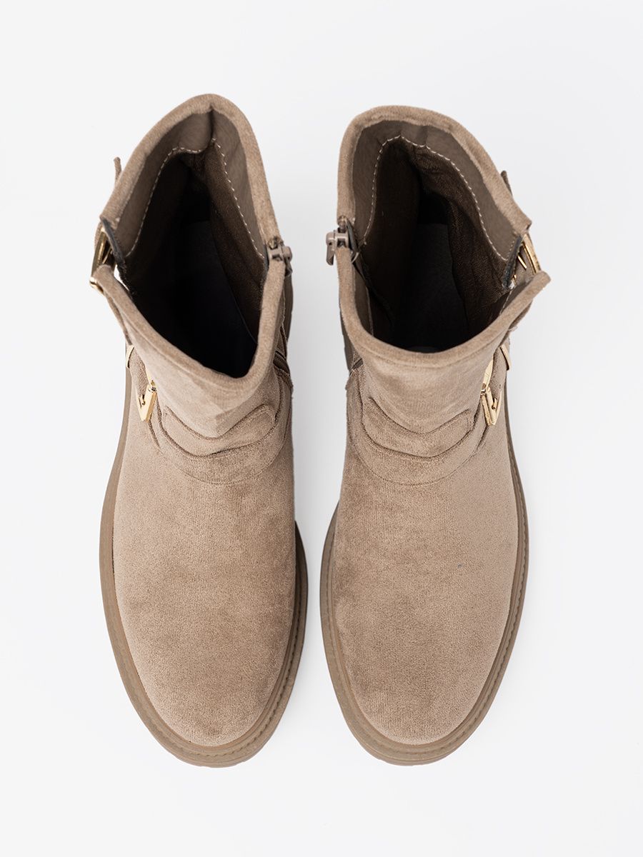 Stivaletti beige in suede con fibbie decorative