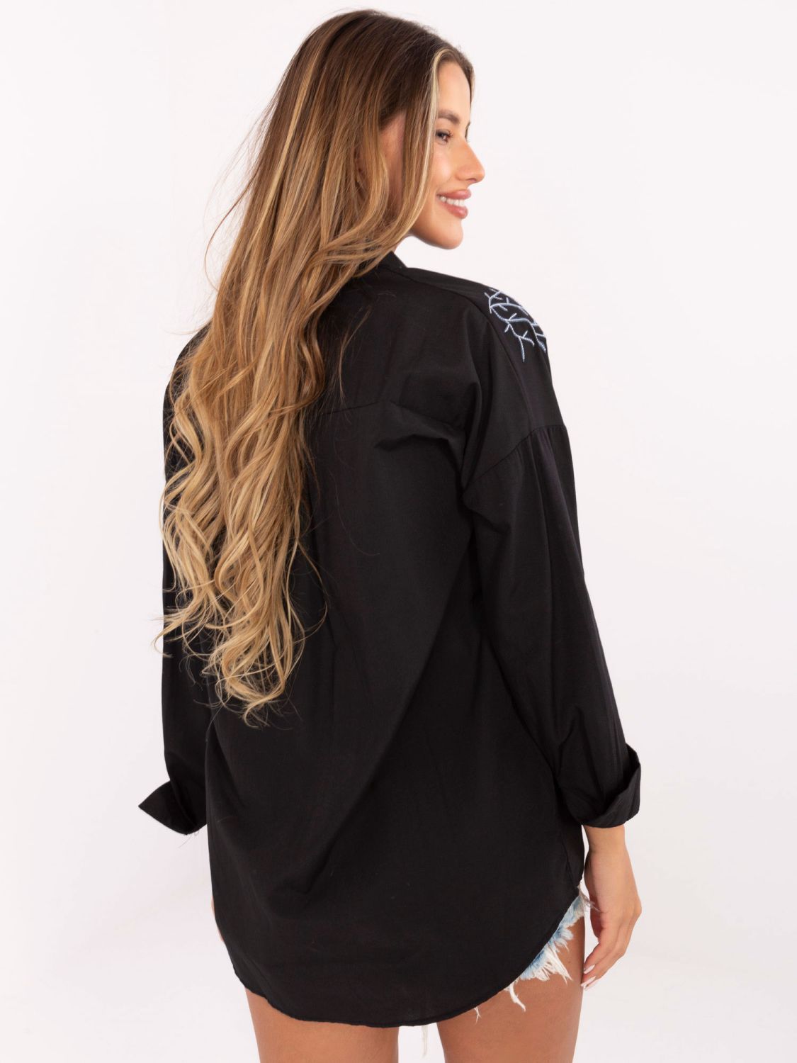 Camicia oversize nera con chiusura a bottoni