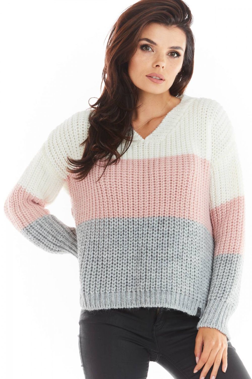 Maglione rosa a righe con scollo a V