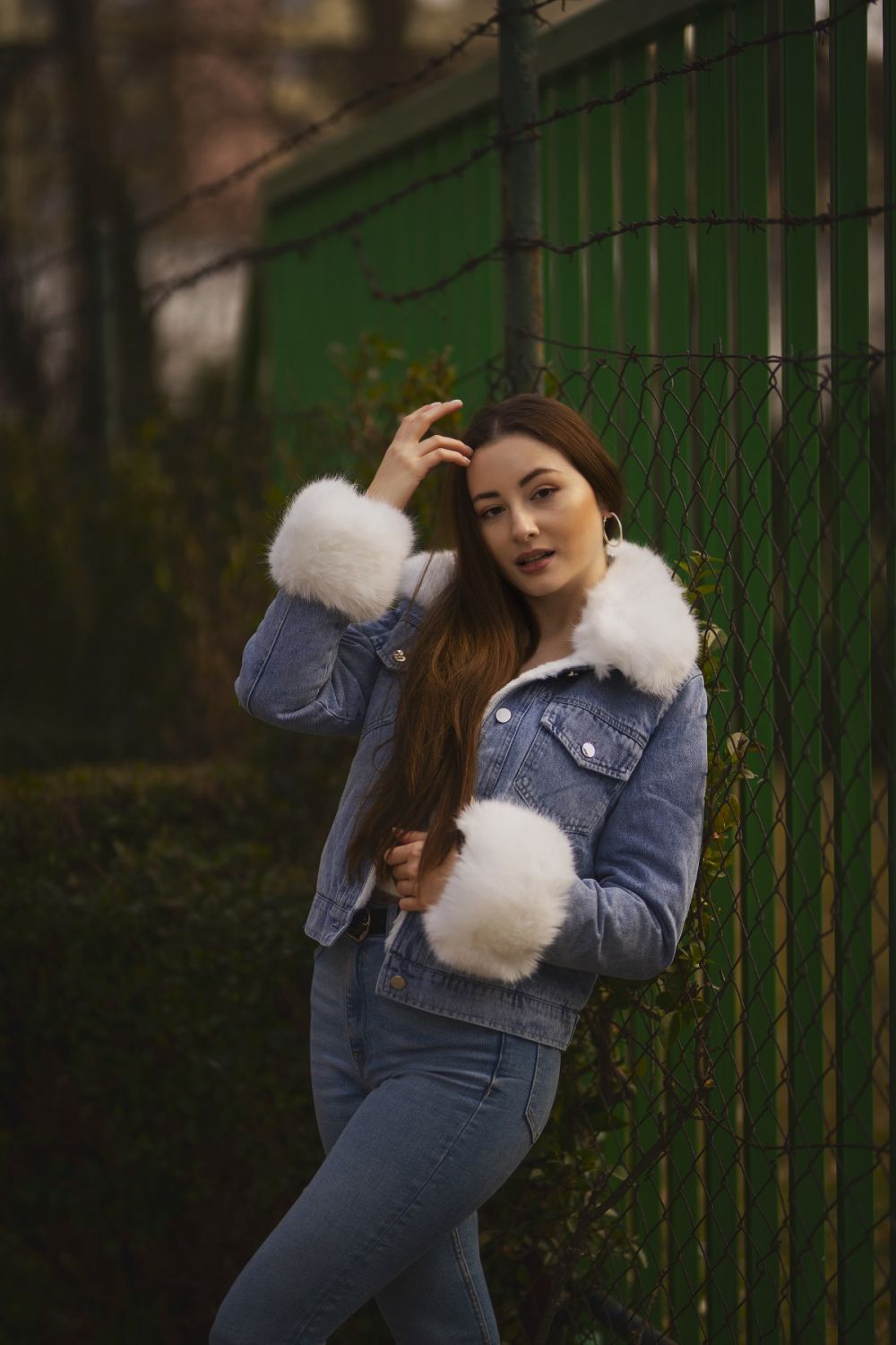 Giubbotto in denim blu con pelliccia grigia