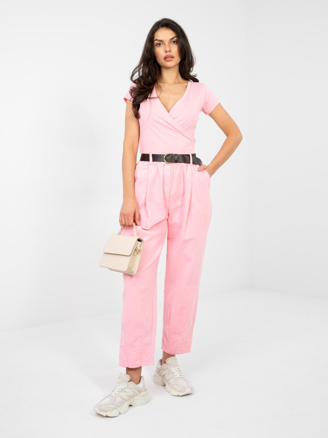 T-shirt rosa da donna con scollo incrociato