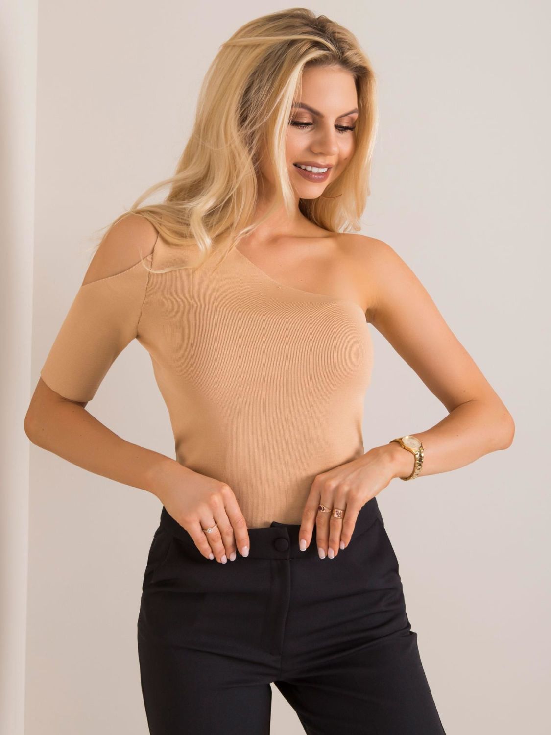 Blusa beige con scollatura asimmetrica RUE PARIS