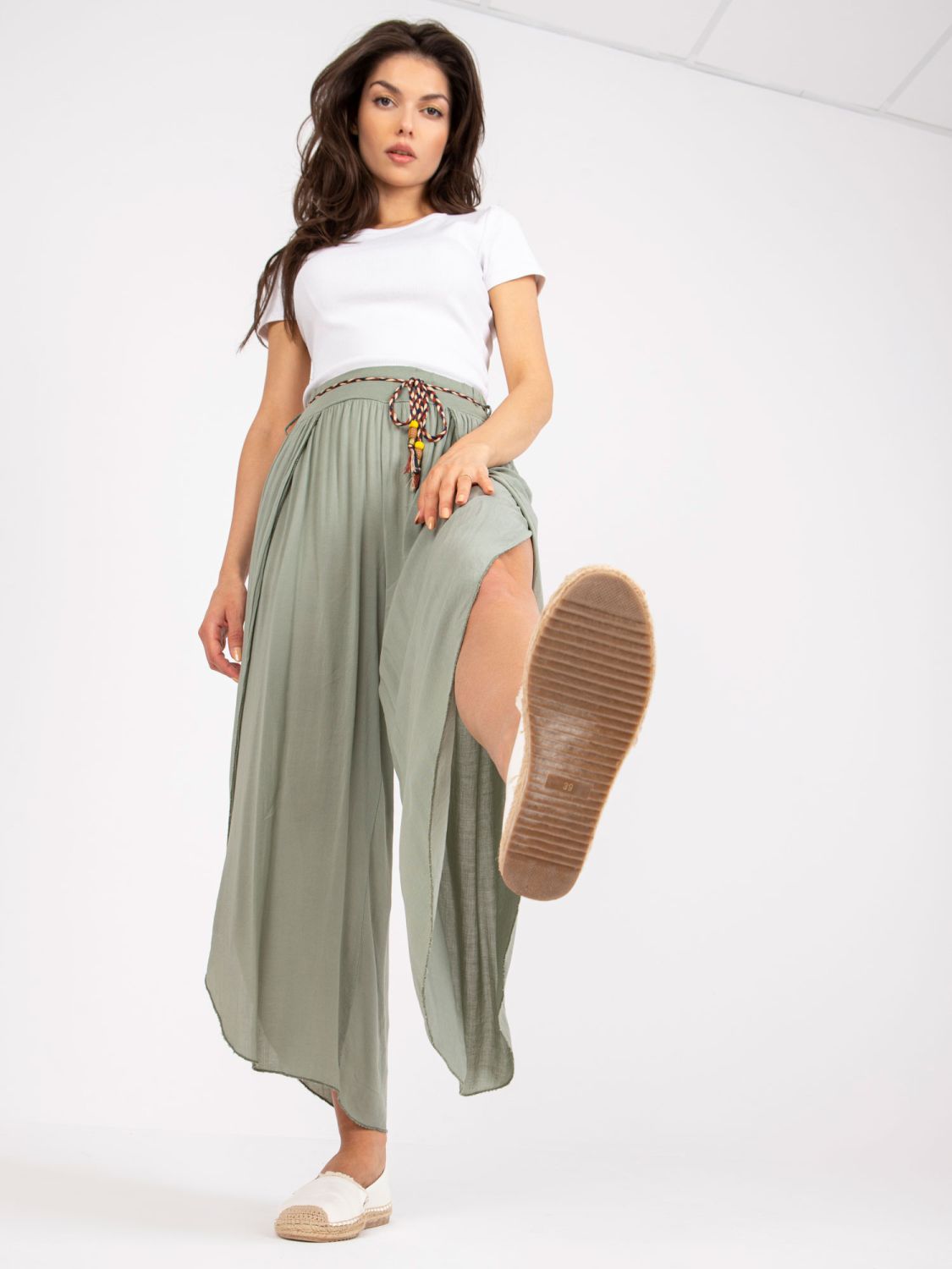 Pantaloni khaki eleganti con vita alta