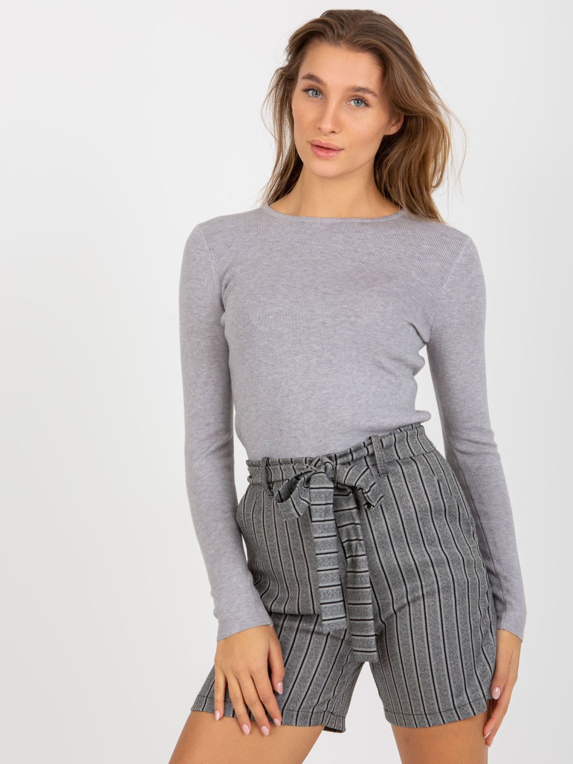 Pantaloni corti eleganti grigi da donna con righe e tasche