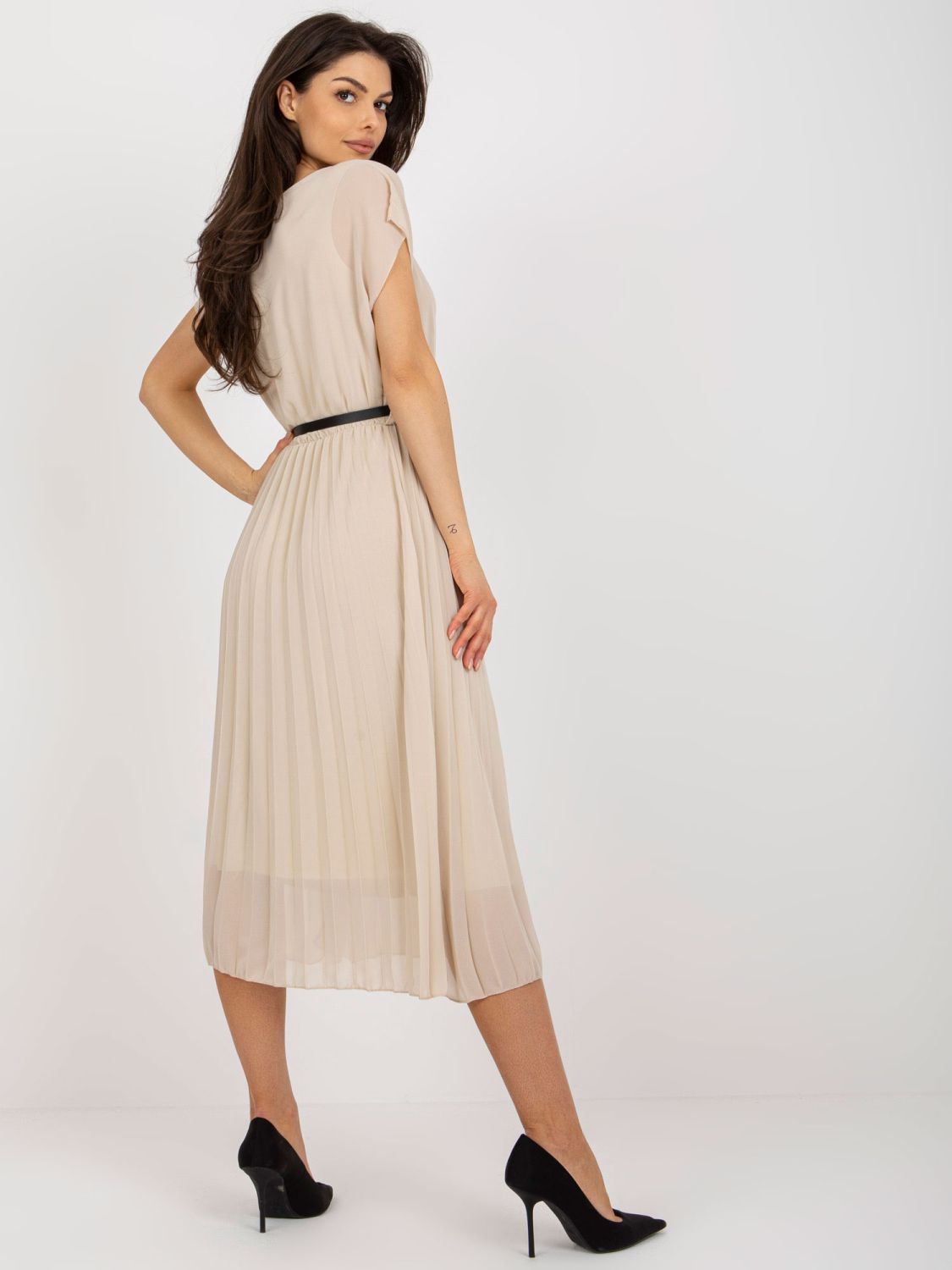 Abito midi beige con taglio svasato e plissettature