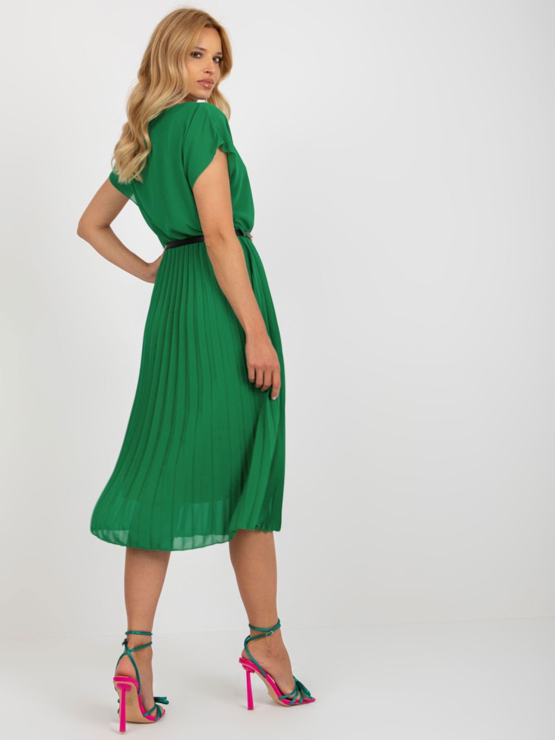 Abito plissettato verde scuro con maniche corte