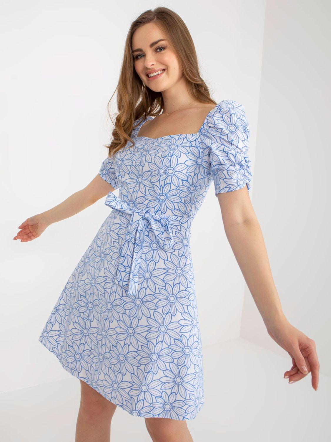 Abito estivo bianco-blu con maniche corte