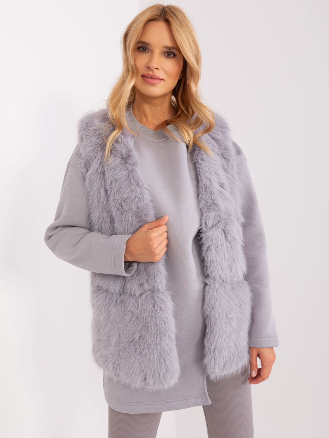 Gilet in pelliccia grigia con fodera