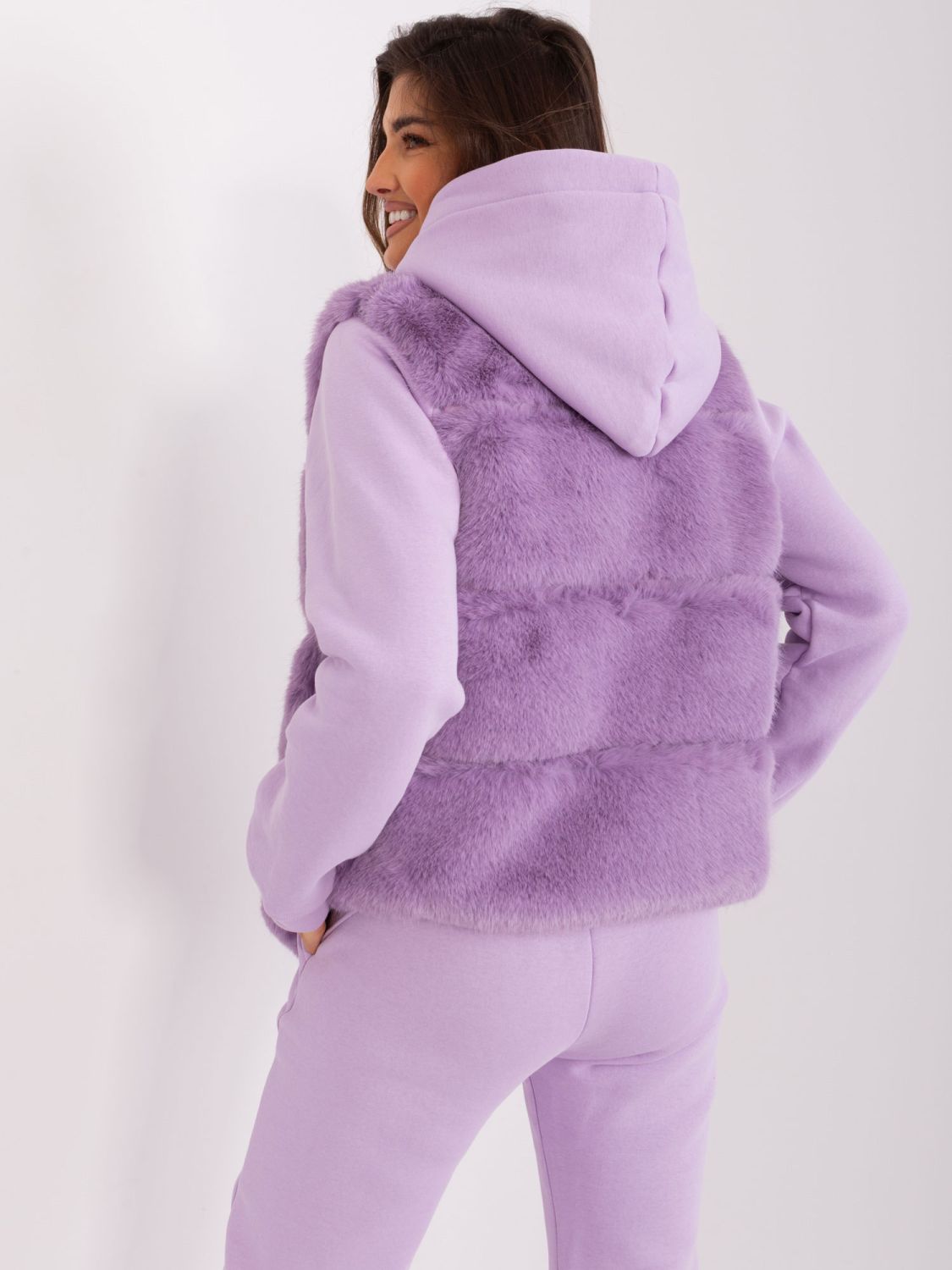 Svijetlo ljubičasti ženski prsluk od umjetnog krzna