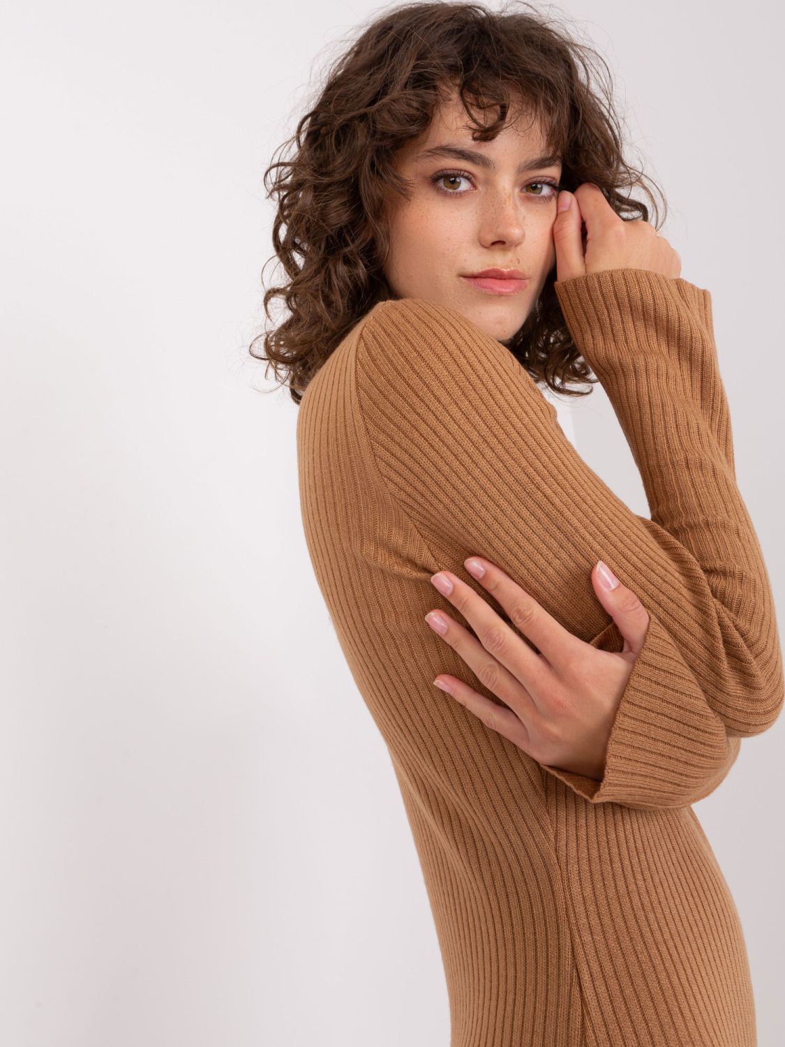 Abito in maglia color cammello con maniche svasate