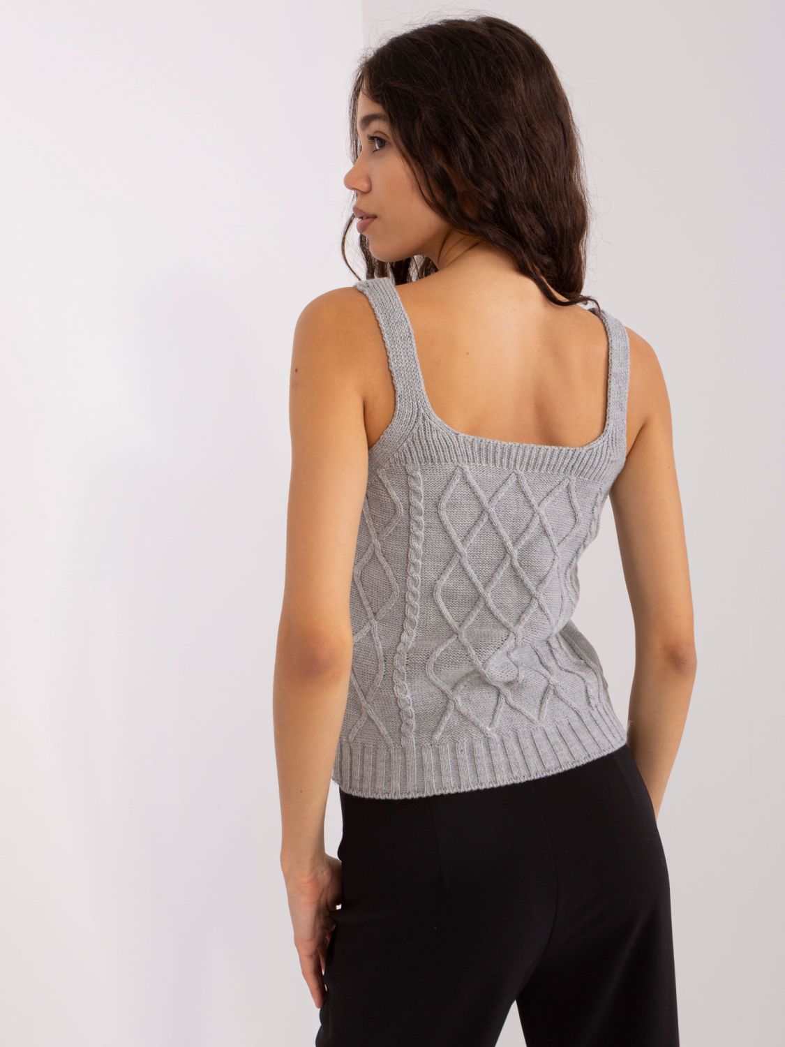Completo grigio lavorato a maglia con lana
