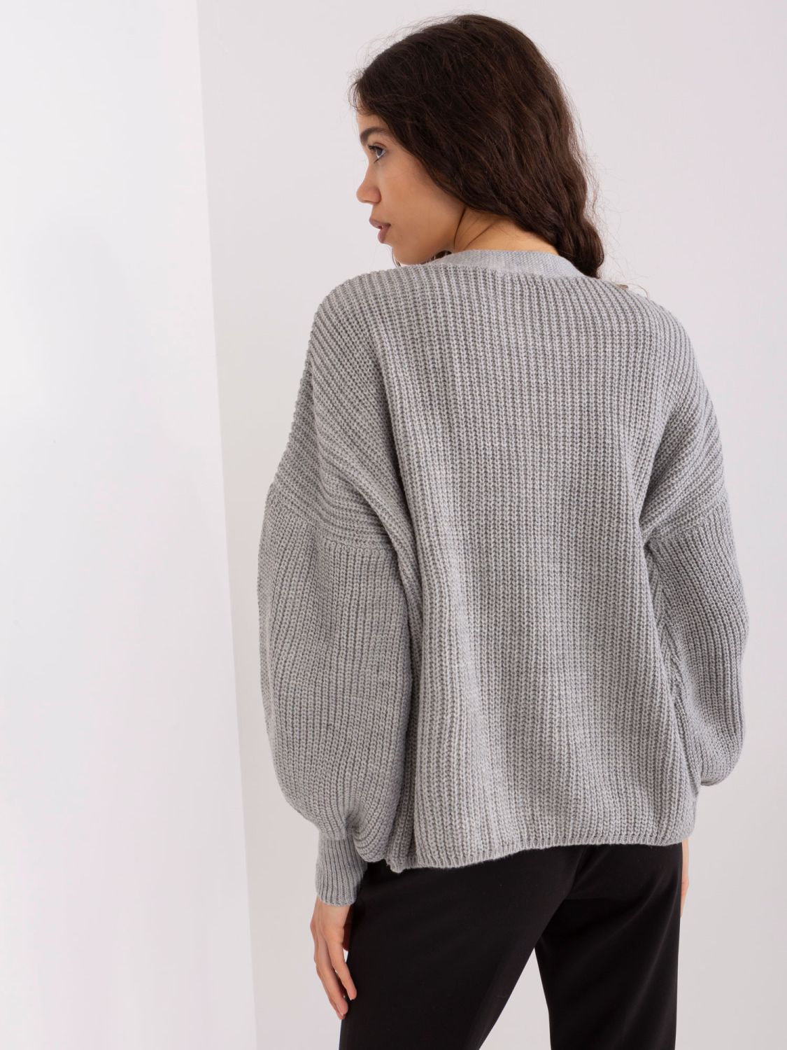 Completo grigio lavorato a maglia con lana