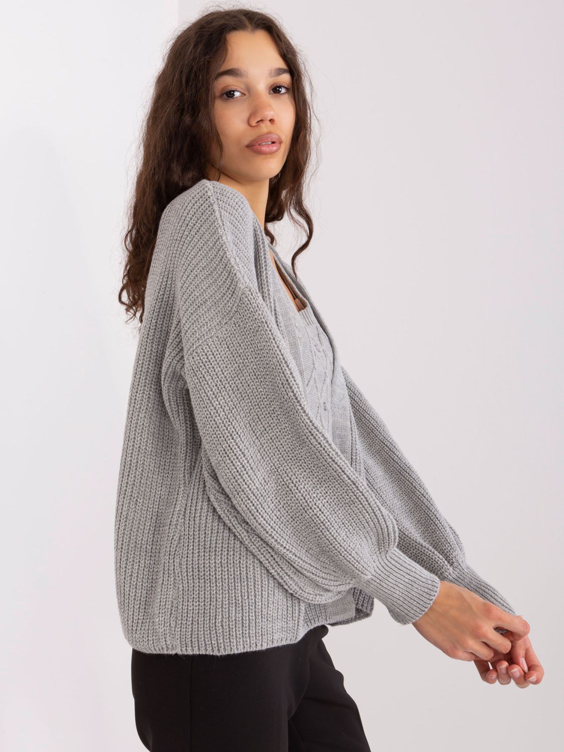Completo grigio lavorato a maglia con lana