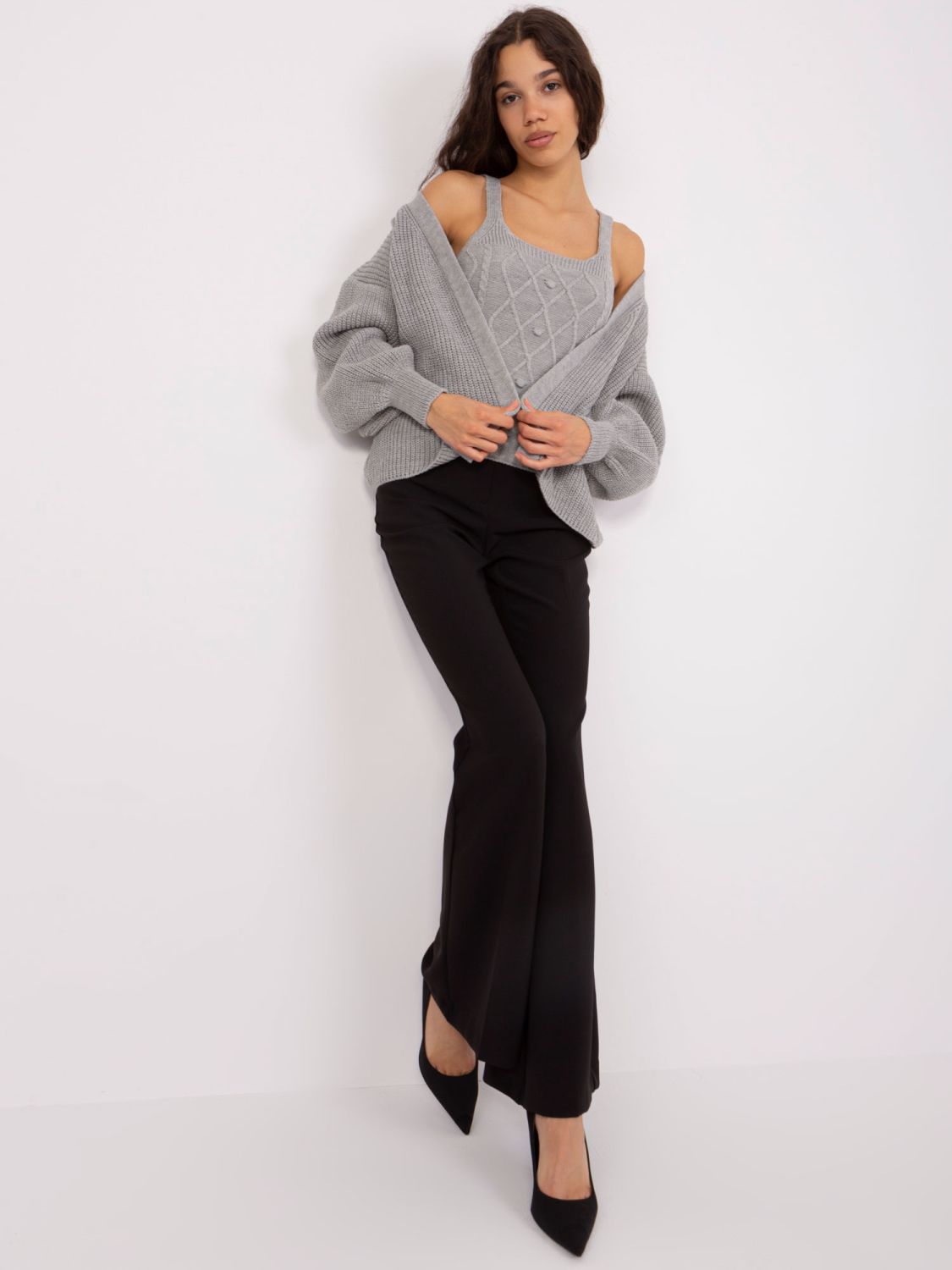 Completo grigio lavorato a maglia con lana